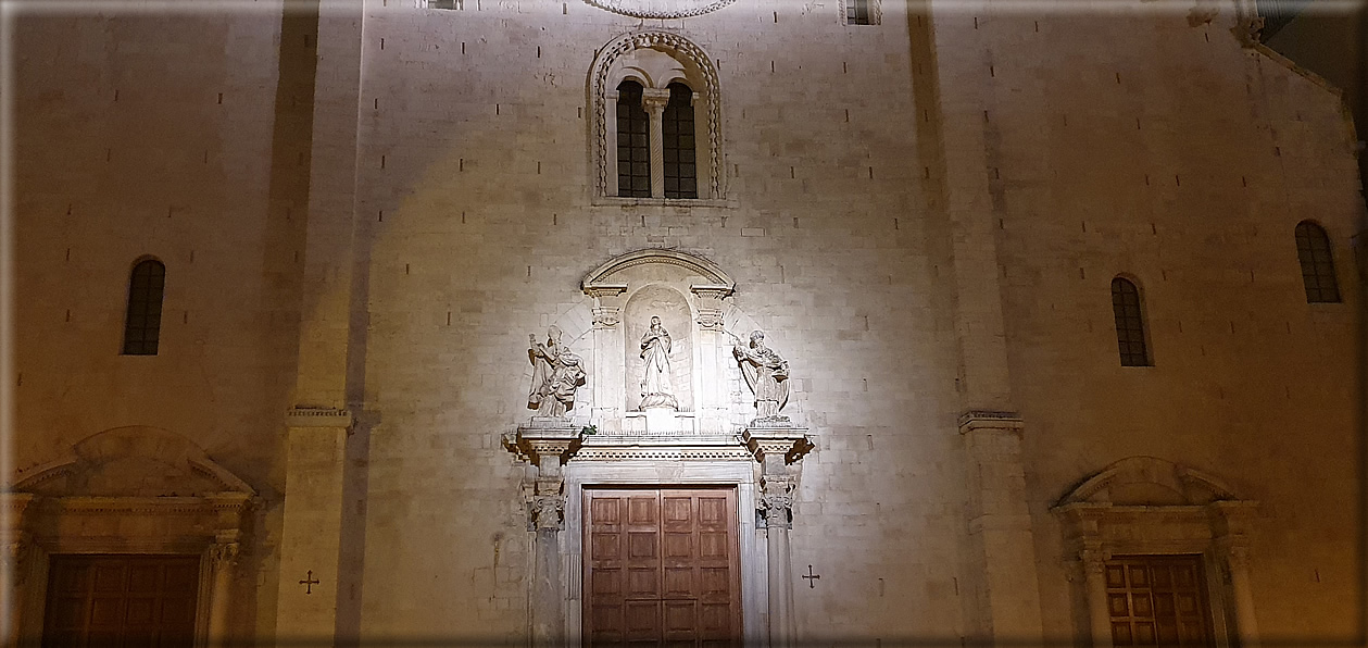 foto Bari di notte